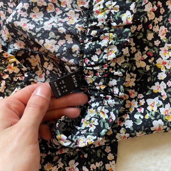 Black high sinched waisted floral print shorts! - Picture 16 of 16